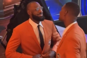 詹姆斯以梦八队成员身份入选名人堂 并穿上了名人堂夹克！