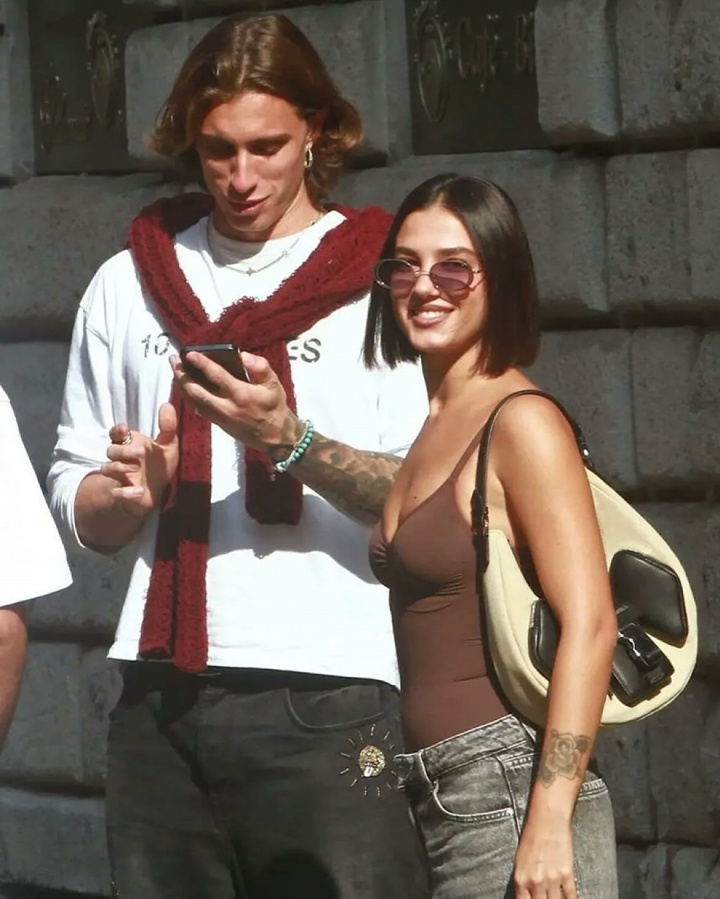 pg电子游戏官网官方网站-单身1年后又有新欢😍卡拉菲奥里被发现与29岁意大利模特约会