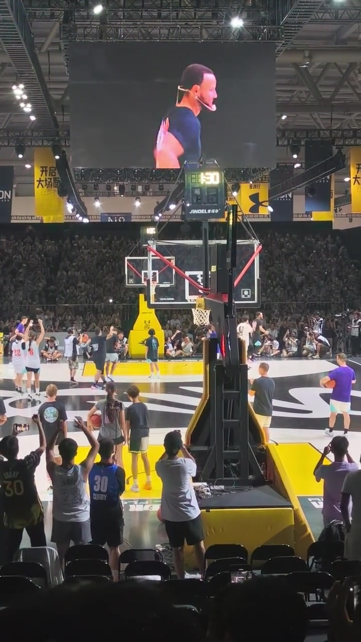 都不白来！库里现身重庆国博中心 为球迷展示单臂扣篮